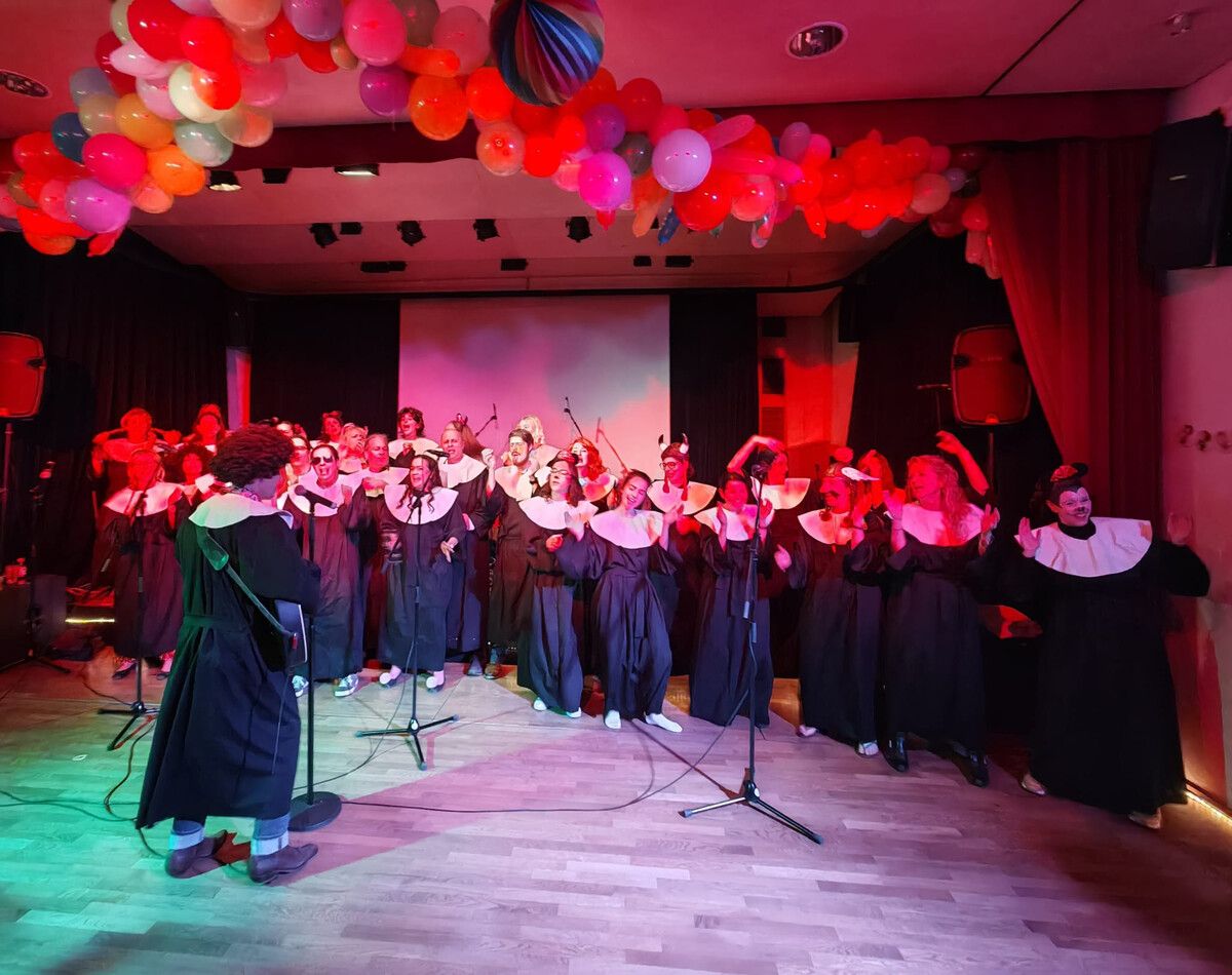 Eines der Highlights des Ballabends war die Sister-Act-Einlage des SingRing-Chors. bvs (2)
