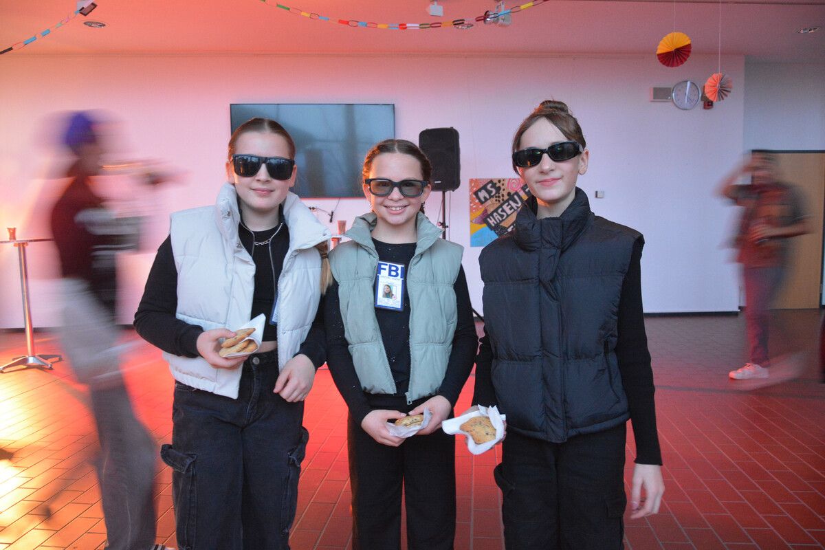 Emilia (11), Leonie (11) und Emilia (12) freuten sich sehr auf ihre erste Faschingsdisco.