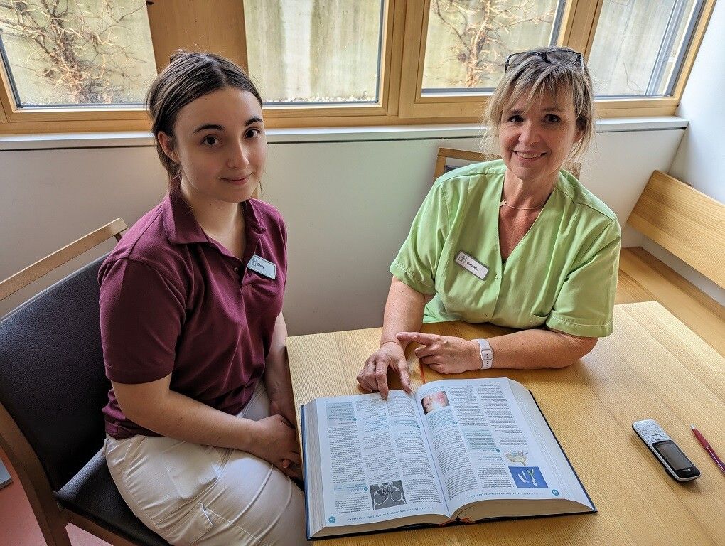 Emily Krismer (l.) mit Pflegedienstleiterin Gabriele Feller. Die junge Frau fühlt sich wohl bei dem, was sie lernt. antoniushaus