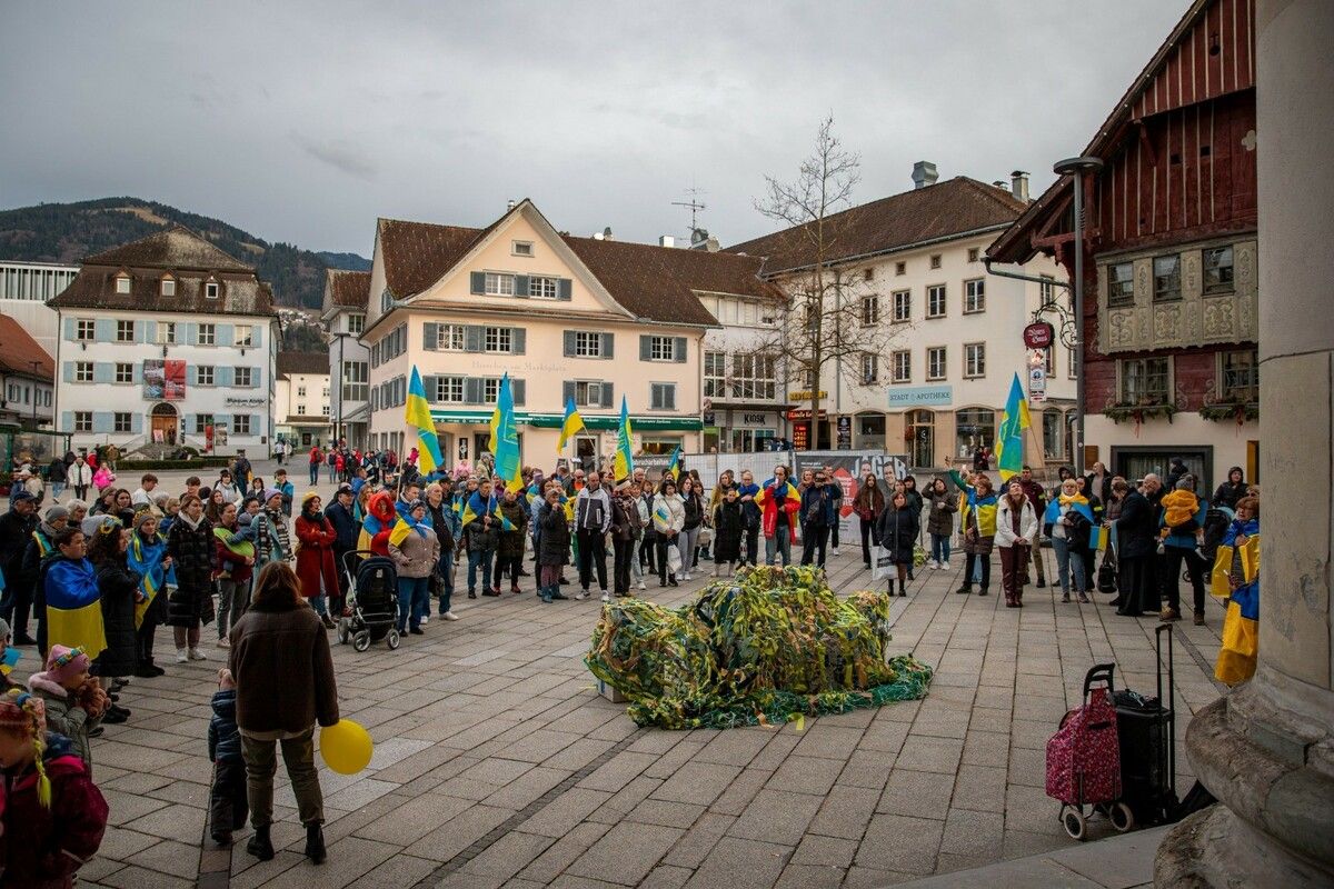 Fast 200 Ukrainerinnen und Ukrainer versammelten sich auf dem Dornbirner Marktplatz.