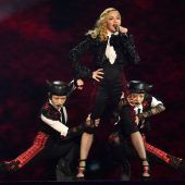 Madonna fällt vom Stuhl
