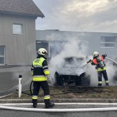 Flammen aus Motorraum
