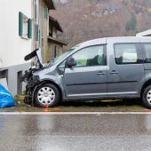 Gegen Hauswand