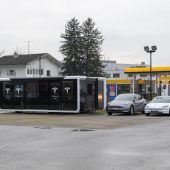 Tesla mit Pop-up-Center