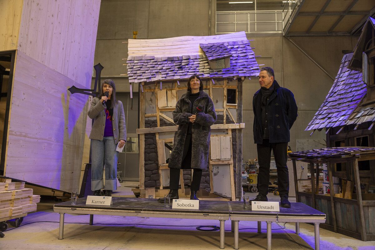 Für das schaurige „Freischütz“-Dorf werden derzeit acht Häuser in der Montagehalle zusammengebaut und verkleidet. VN/paulitsch