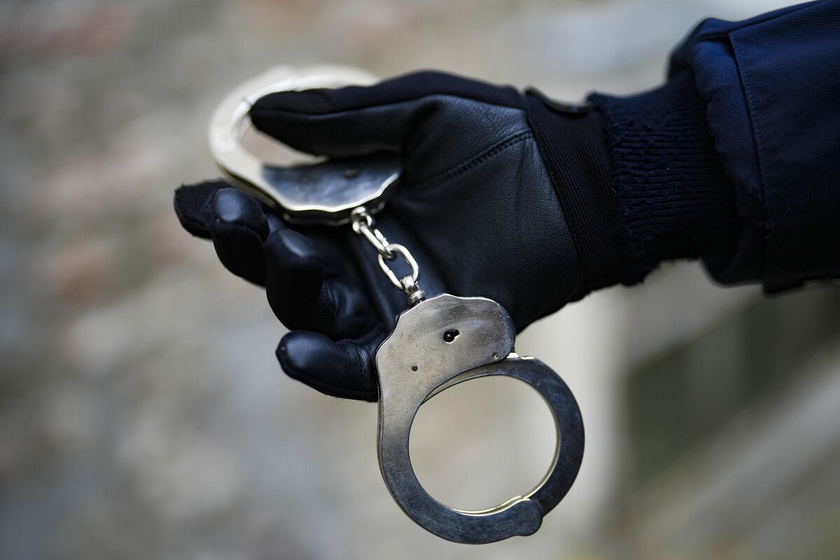 Für die drei Betrüger klickten die Hand­schellen. apa