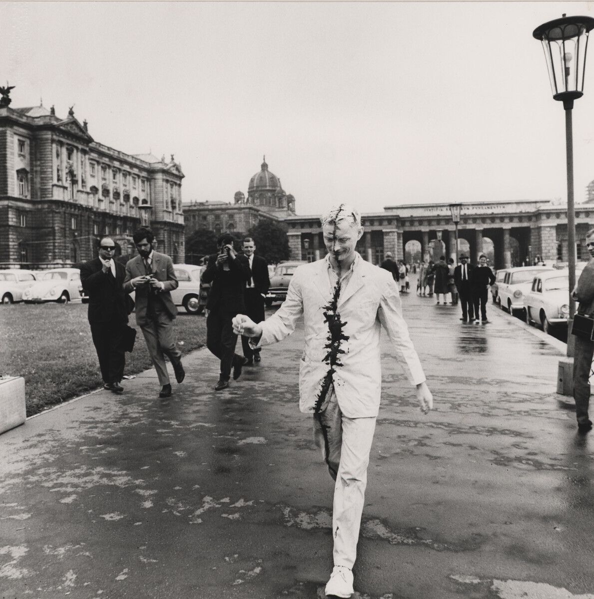 Günter Brus, der Mitbegründer des Wiener Aktionismus, starb vergangenes Wochenende in Graz. Zu einer seiner bekanntesten Aktionen gehört der „Wiener Spaziergang“ vom 5. Juli 1965.Ludwig Hoffenreich/Günter Brus