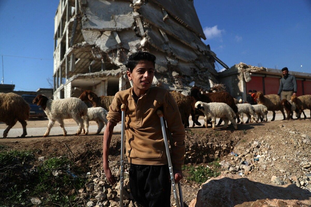 Hamza Al-Ahmed überlebte das Erdbeben in Syrien. Die Folgeschäden der Naturkatastrophe sorgen jedoch noch immer für viel Leid in der Bevölkerung. afp