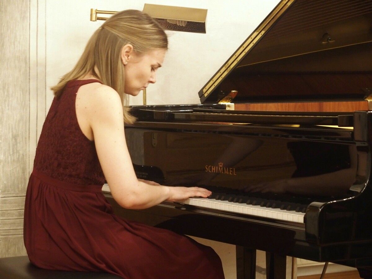 Hanna Bachmann am Klavier. jurmann