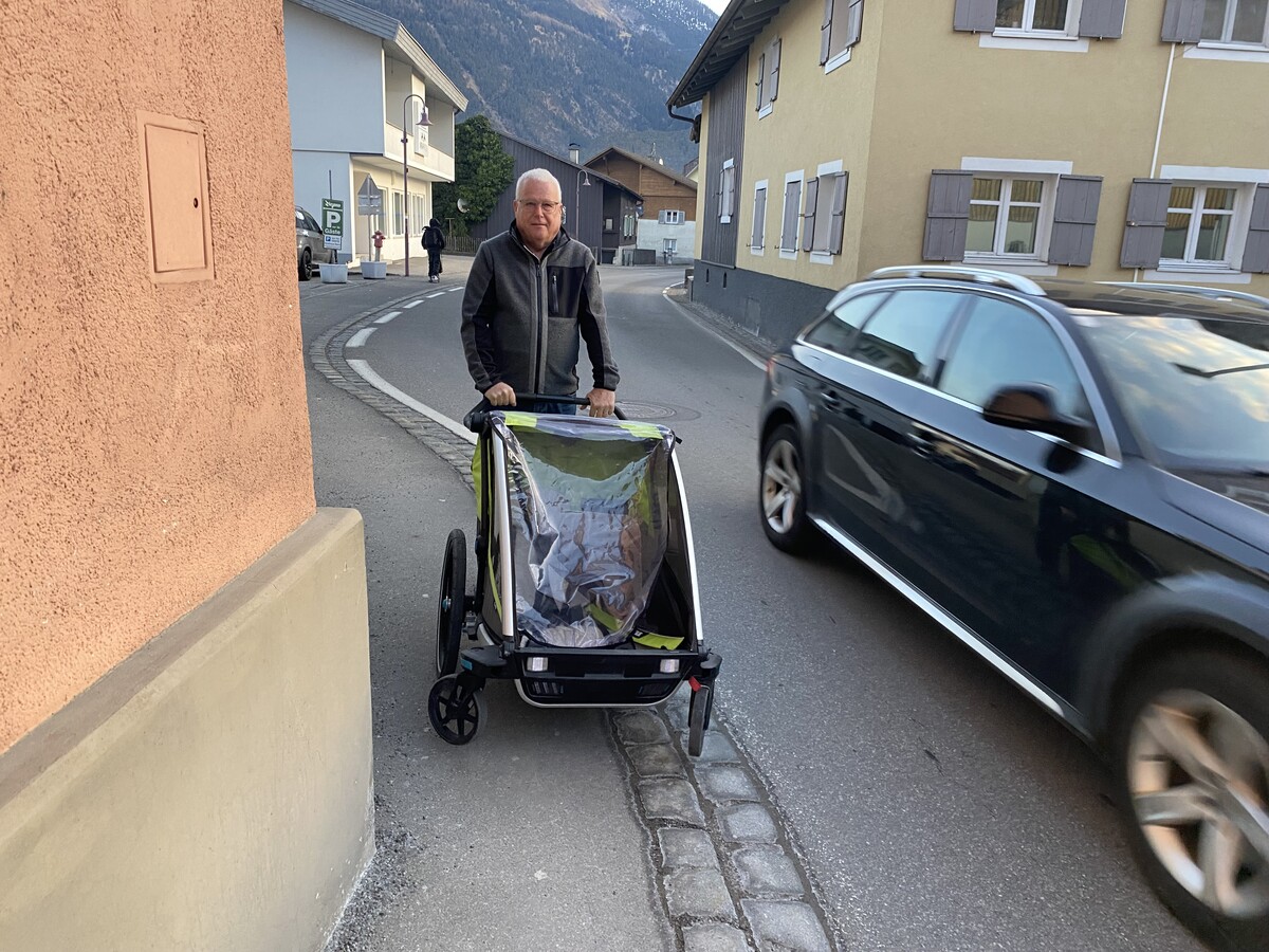Hier passt der Kinderwagen nicht auf den Gehsteig. Karl-Heinz Dobler muss auf die Straße ausweichen. VN/JUN (3)