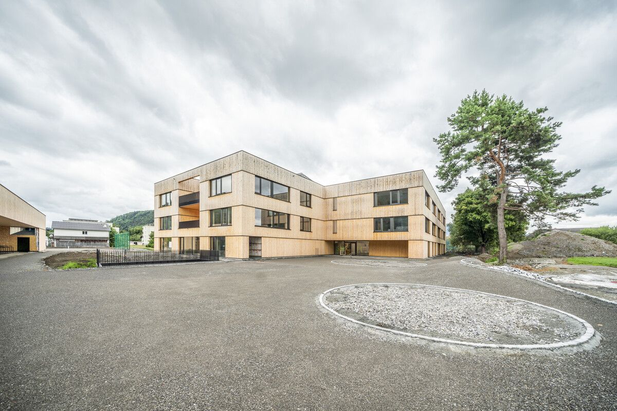 Im Umfeld der Volksschule Altenstadt wurden spezielle Verkehrsmaßnahmen getroffen.STF