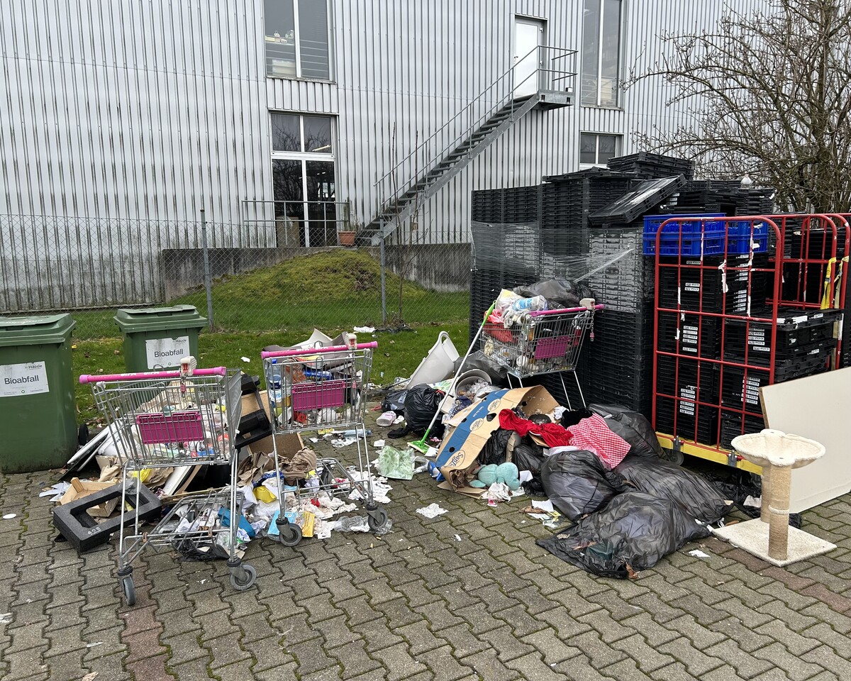 Im Umfeld des Parkplatzes der ehemaligen Billa-Filiale häuft sich der Müll, was bei den Anwohnern und Kunden ernsthafte Hygienebedenken auslöst. VN/MAIER