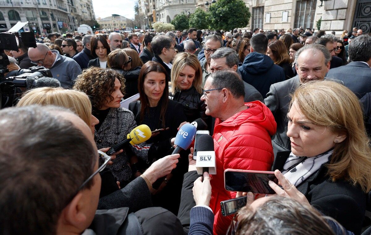 In dem Wohnkomplex in Valencia befanden sich rund 140 Wohnungen mit etwa 450 Bewohnern. Hausmeister Julián (im Bild mit roter Jacke) warnte die Bewohner vor dem Feuer. AFP