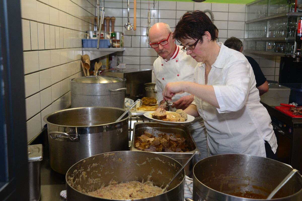 In der Feuerwehrkantine werden die geklauten Braten noch mit Beilagen versehen.