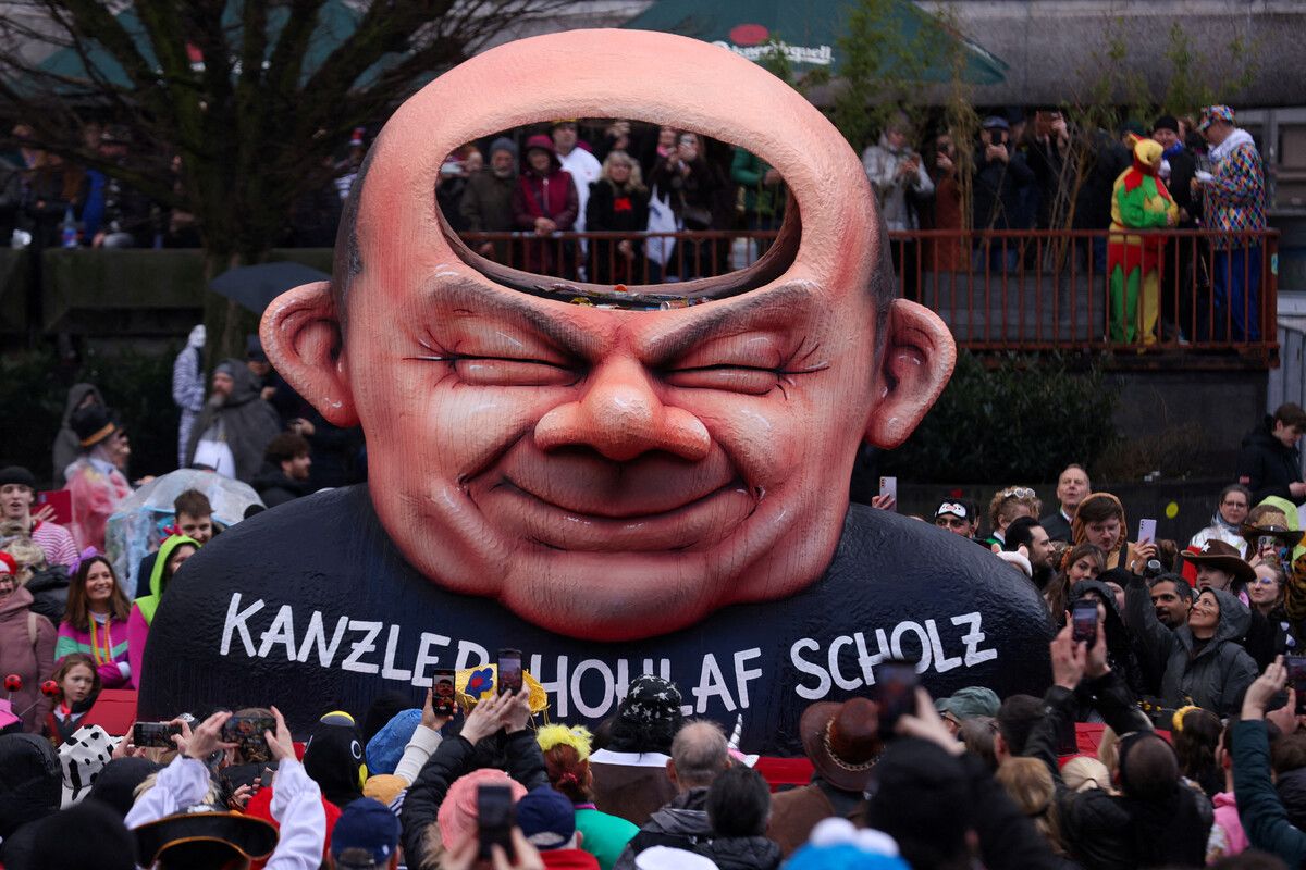 In einem Land mit gelebter Meinungsfreiheit ist auch das ohne Probleme möglich: eine Karikatur von Bundeskanzler Olaf Scholz in Form eines Faschingswagens in Düsseldorf. REUTERS