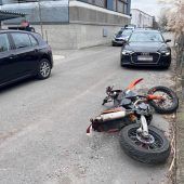 Flüchtender Biker stieß gegen Polizeiauto