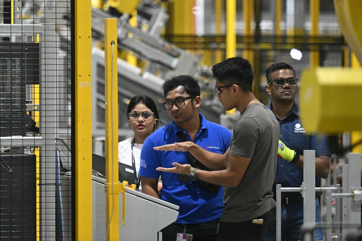 Indische Techniker produzieren Komponenten für Solaranlagen. APA/BABU