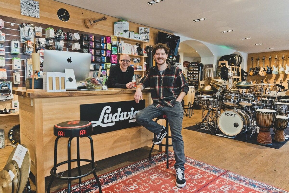 Inhaber Roland „Jolly“ Mähr und Fabio Böckle freuen sich auf die Jubiläumsfeier.P. Keckeis
