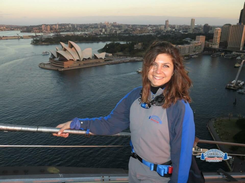Isabell über den Dächern von Sydney, im Hintergrund das Wahrzeichen der Metropole, das Sydney Opera House.