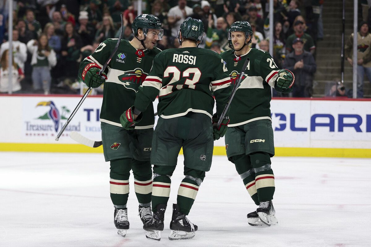 Jacob Lucchini und Jonas Brodin gratulierten Marco Rossi zu seinem Treffer. AP