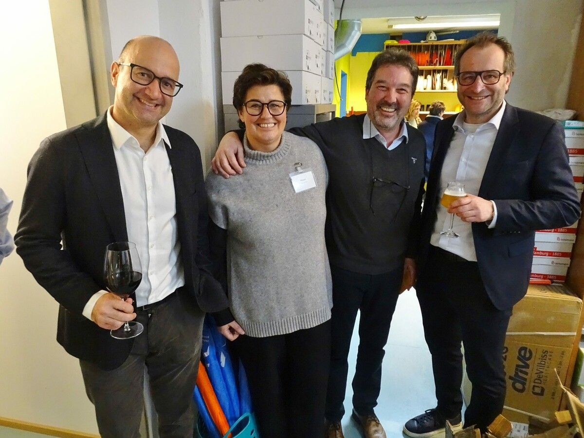 Johannes Ölz (Hypo Dornbirn, l.) und Stadtrat Alexander Juen (r.) gratulierten Susanne und Markus Mayer zum gelungenen Umbau. cth (4)