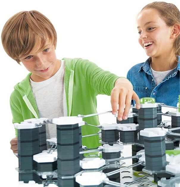 Junge Baumeister bei der Arbeit: Kreativität kennt keine Grenzen mit GraviTrax in Rankweil. RAvensburger
