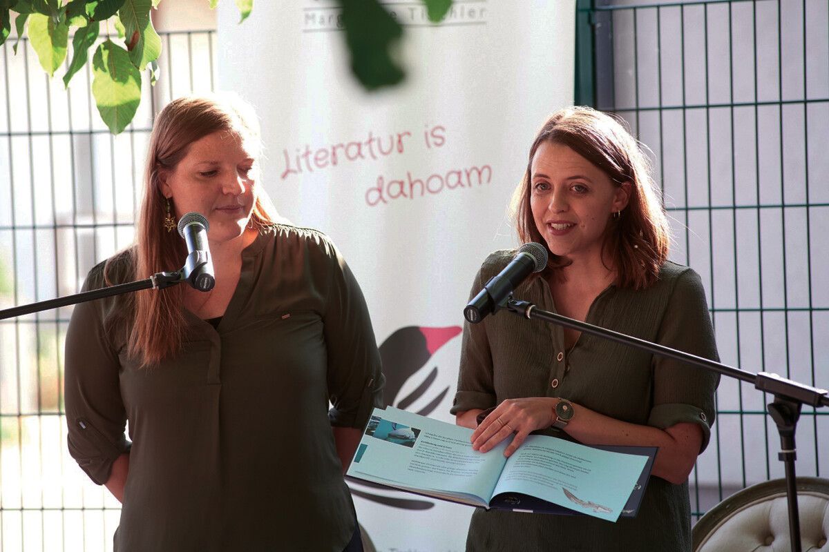 Kadisha Belfiore (r.) und Isabella Rummel lesen „unterm Nussbaum“ in Gols im Burgenland. Margarete Tischler Verlag