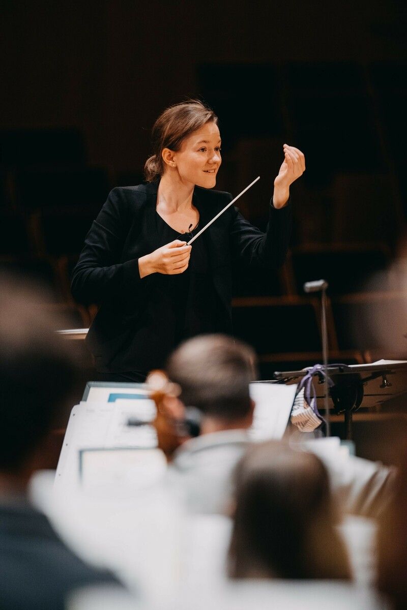 Katharina Wincor erregte internationales Aufsehen, als sie im Alter von 24 Jahren ihre Stelle als Assistant Conductor des Dallas Symphony Orchestra unter Musikdirektor Fabio Luisi antrat.Katharina Wincor
