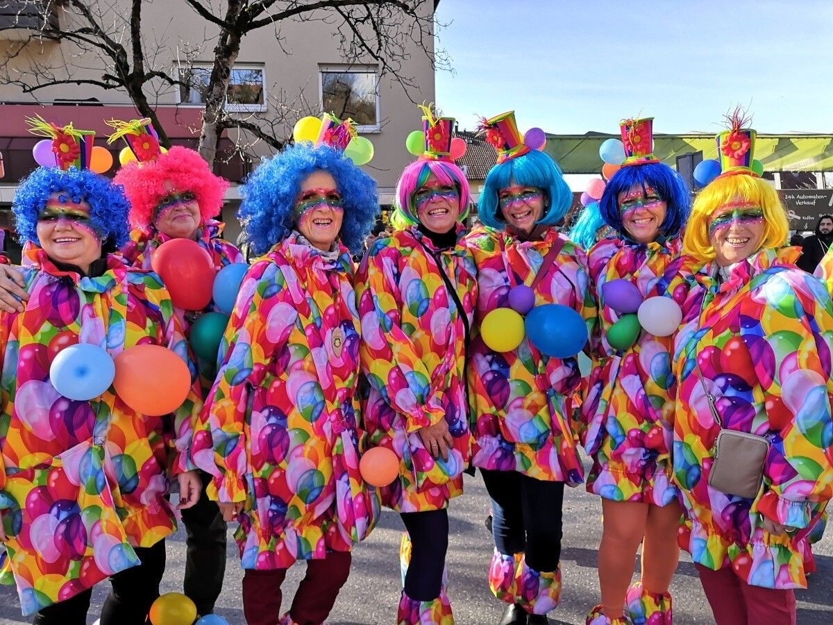 Kunterbunt waren die Damen des „Kneippvereins“ beim Umzug in Schwarzach unterwegs.NAM (6)