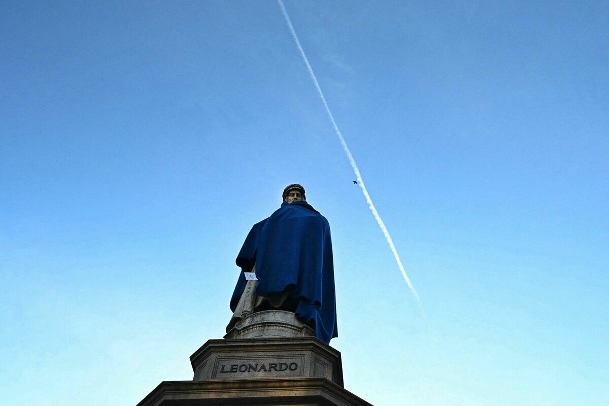 Leonardo da Vinci ist in Mailand mit einer blauen Decke verhüllt worden, um auf obdachlose Menschen aufmerksam zu machen. AFP