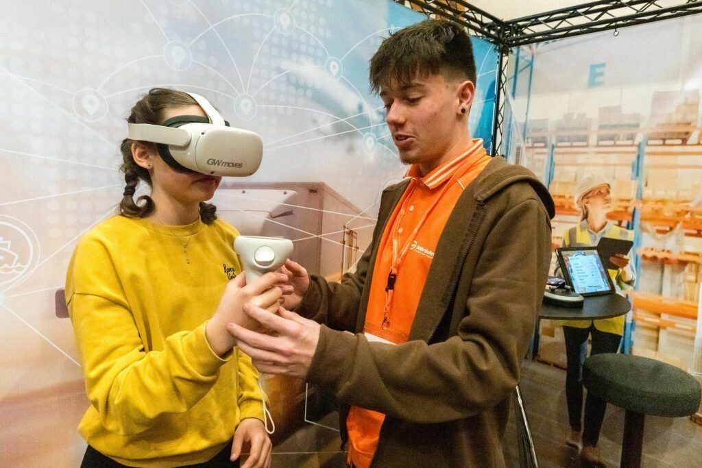 Leonie (13) aus Bregenz versucht sich virtuell als Lkw-Fahrerin. 