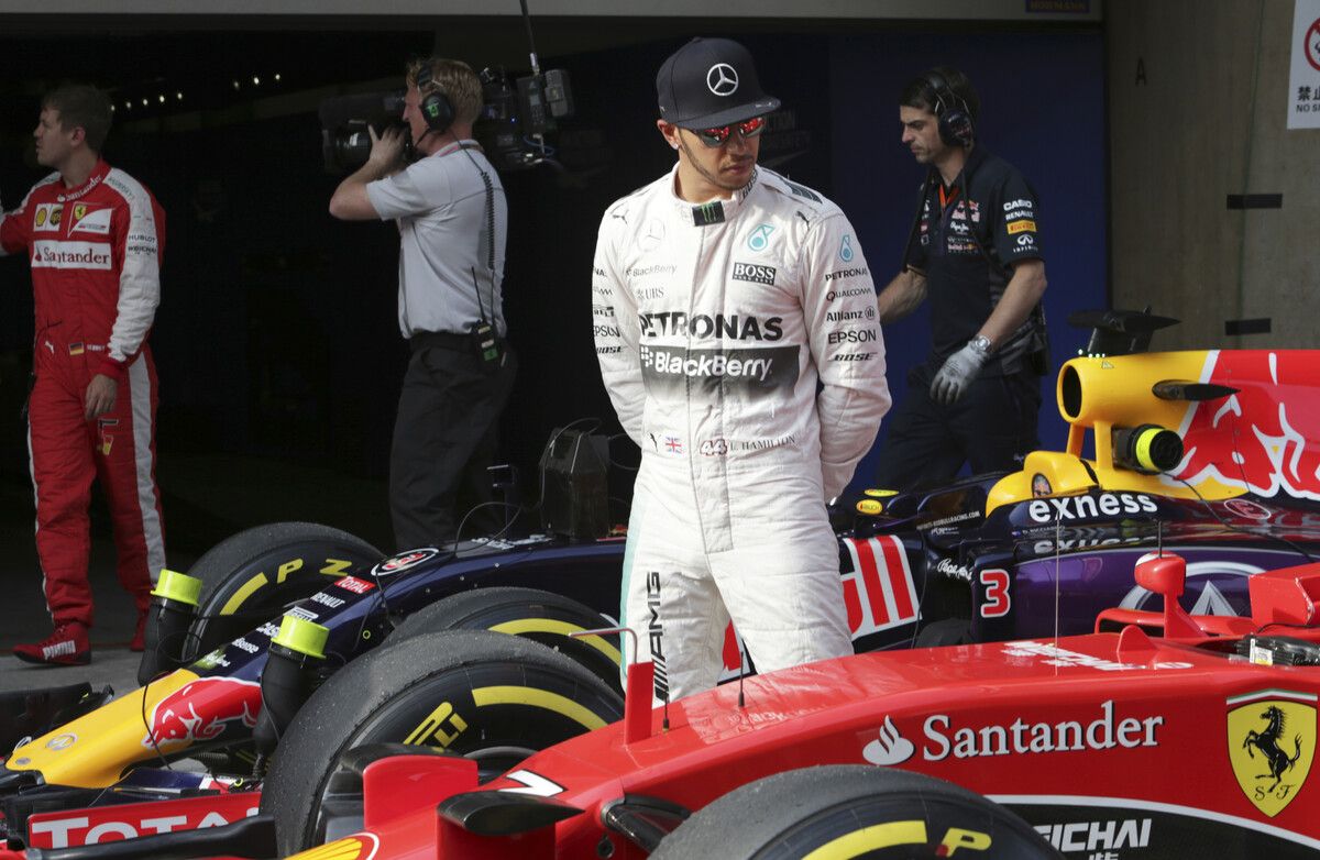 Lewis Hamilton hat sich den roten Ferrari schon mehrfach genauer angesehen.AP