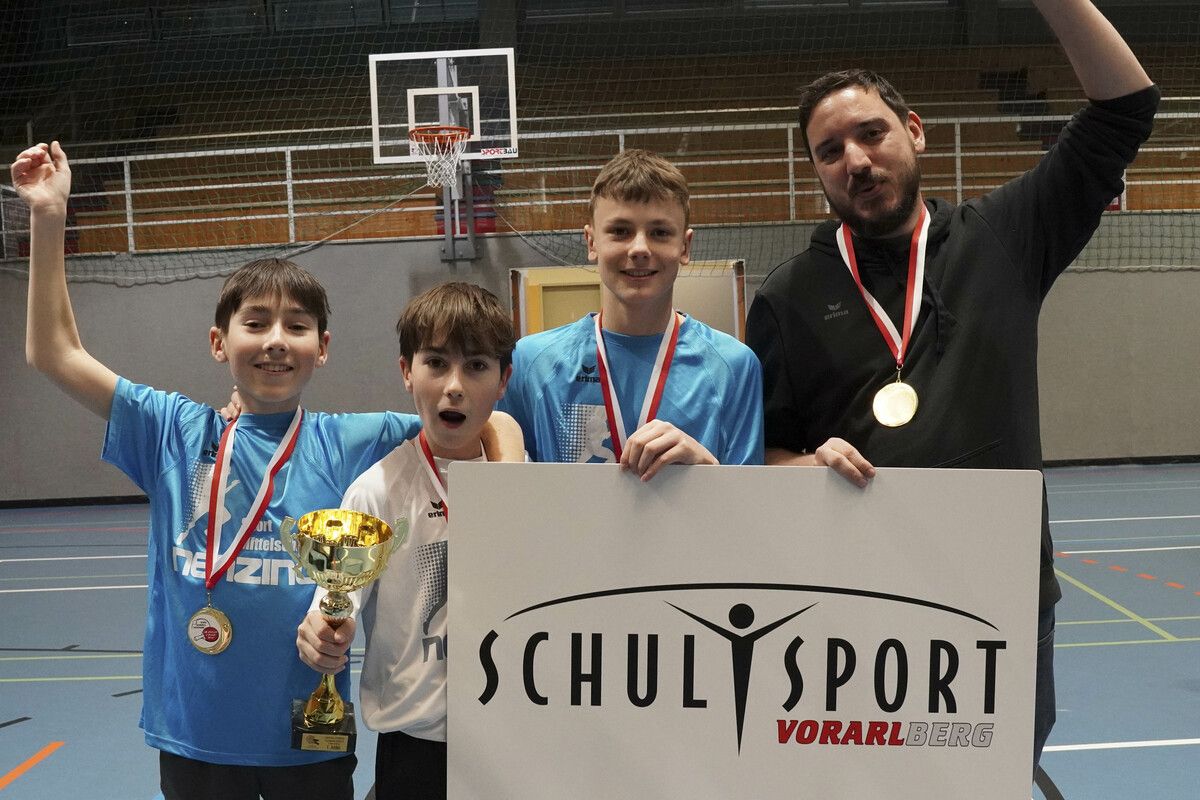 Lukas und Andreas Sönser, Max Grabher (v. l.) mit Betreuer Mathias Österle.