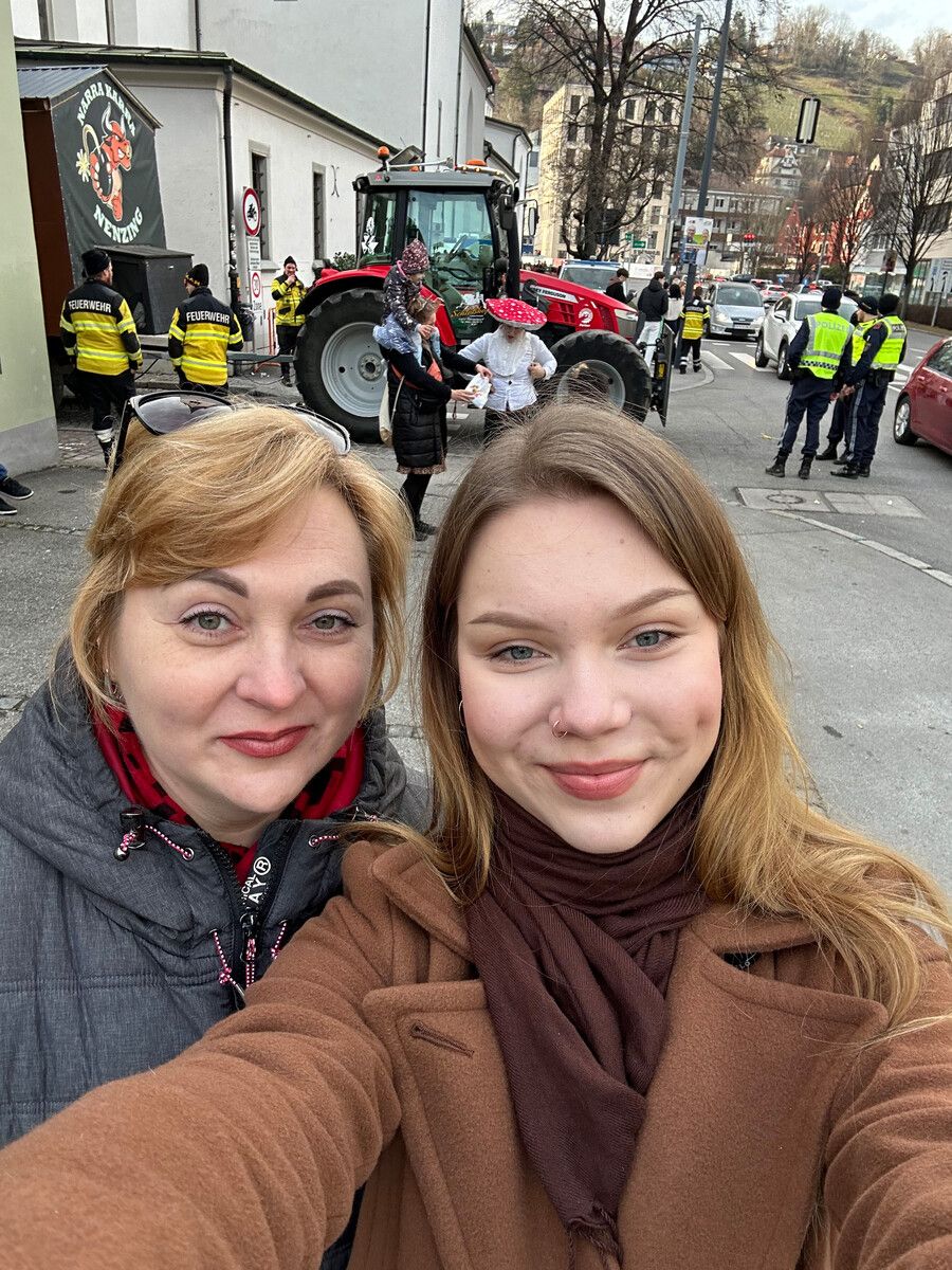 Mariia gemeinsam mit ihrer Mutter Inna.