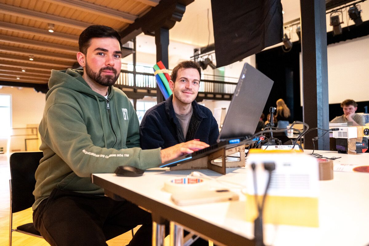 Markus Skraba (24) und Matthias Schöllhorn (27) gestalten mit ihrem Team die Fassadenprojektion. VN/BR
