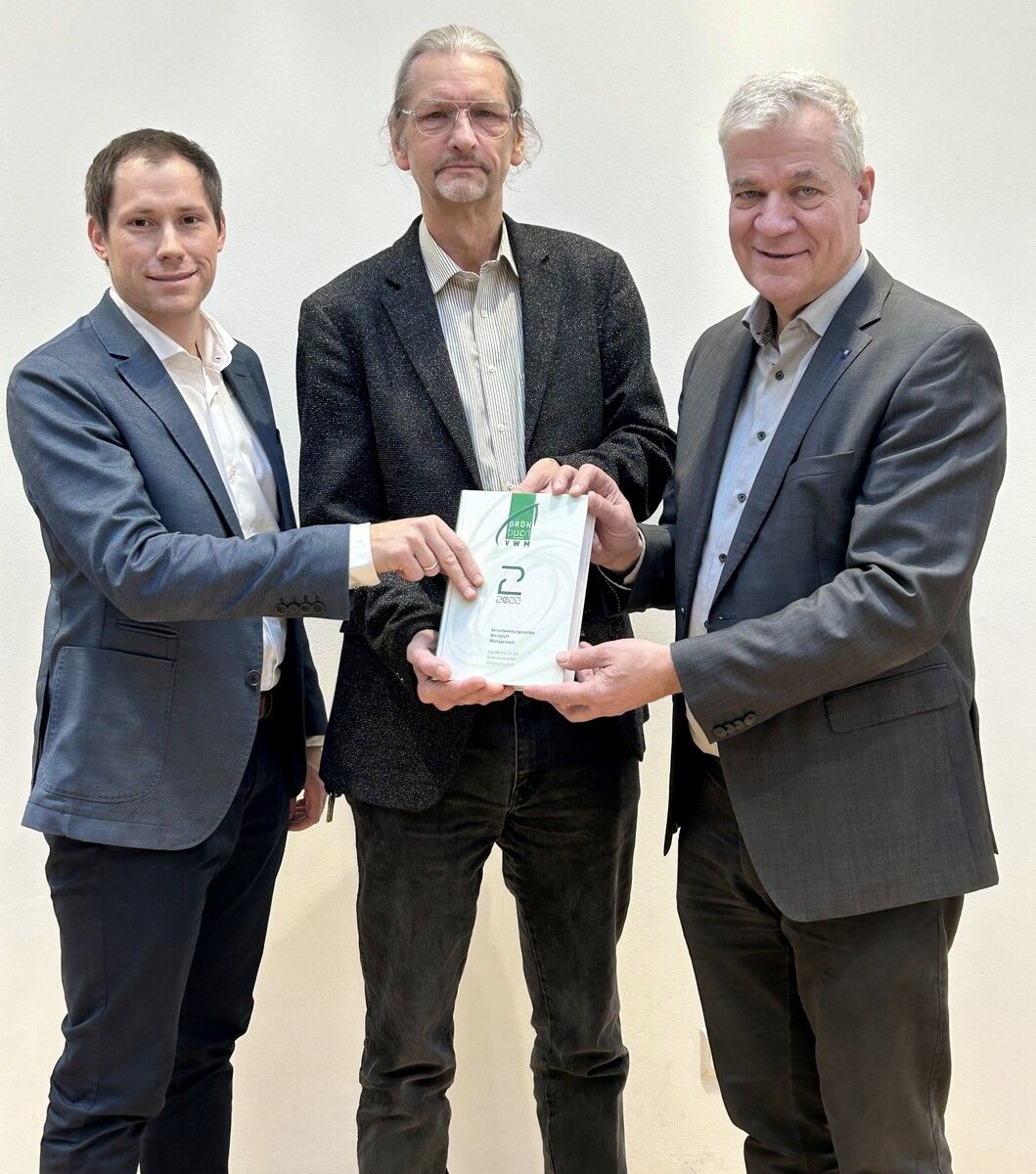 Martin Bartmann (Arge AWV), Matthias Neitsch (VABÖ) und Anton Kasser (Arge AWV) mit dem neuen Grünbuch.AWV