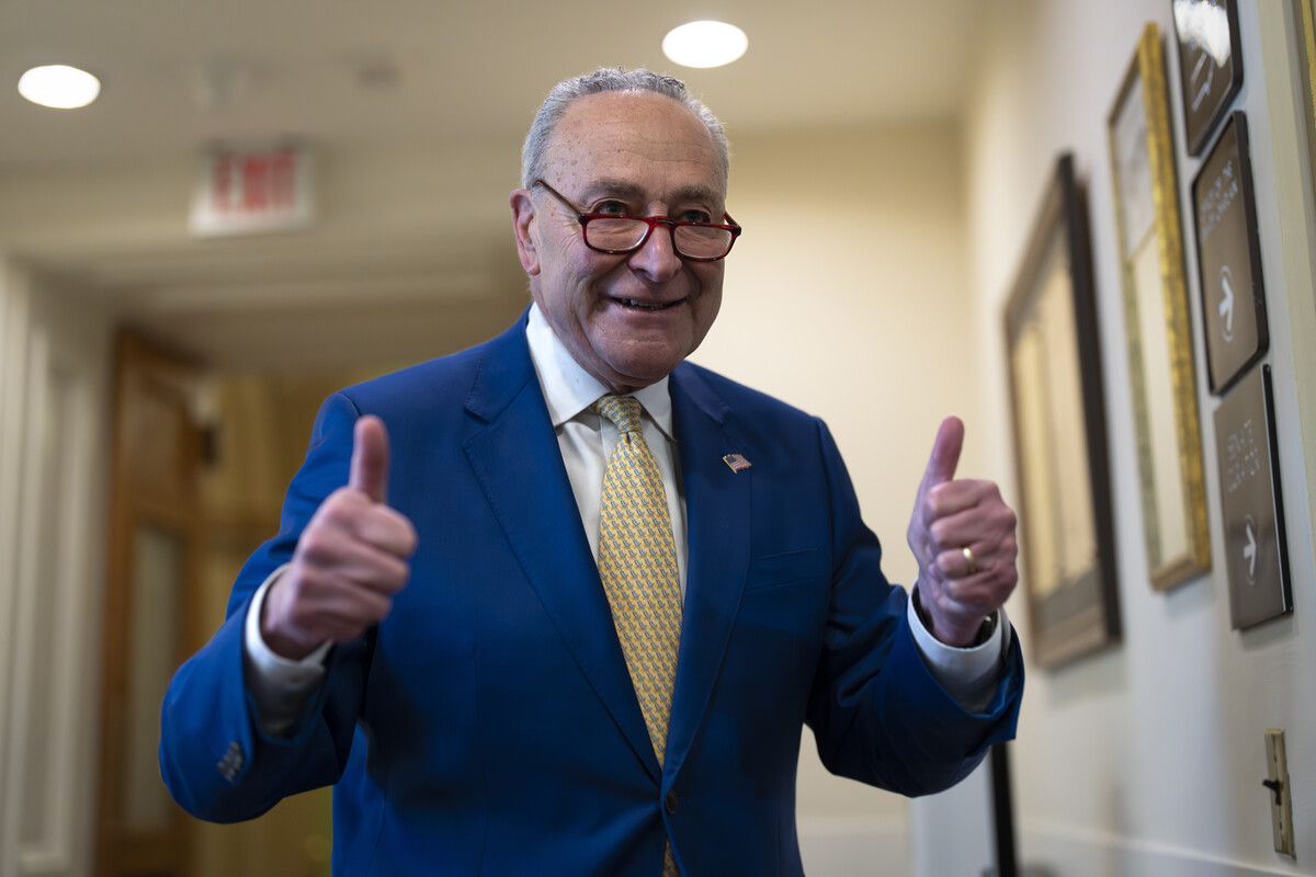 Mehrheitsführer Chuck Schumer gibt das Signal: Das Hilfspaket ist im Senat durch.AP