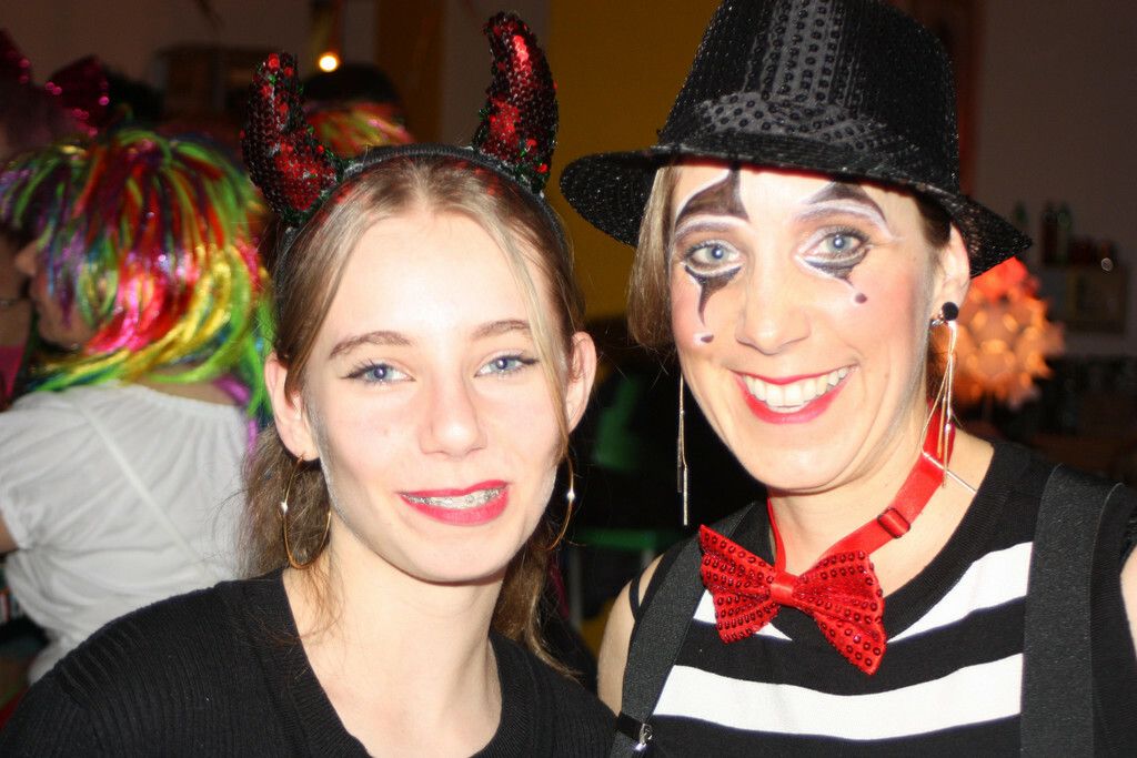 Melanie und Laura genossen die Party im VogelfreiRAUM. VN-TK