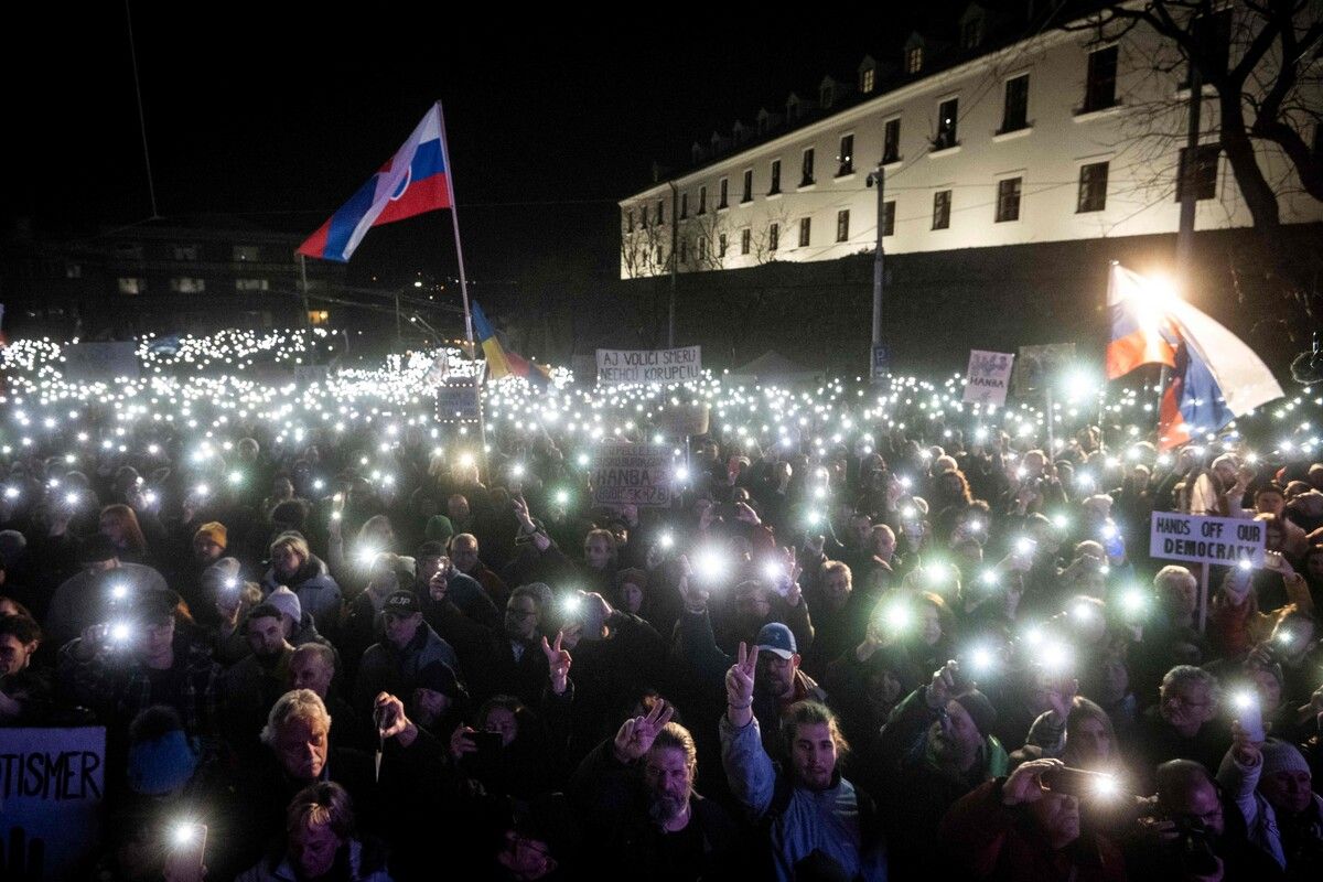 Menschen halten bei einer Demonstration vor dem slowakischen Parlament in Bratislava in der Slowakei ihre Mobiltelefone in die Höhe, um gegen die Reform des Strafgesetzbuchs zu protestieren. AFP
