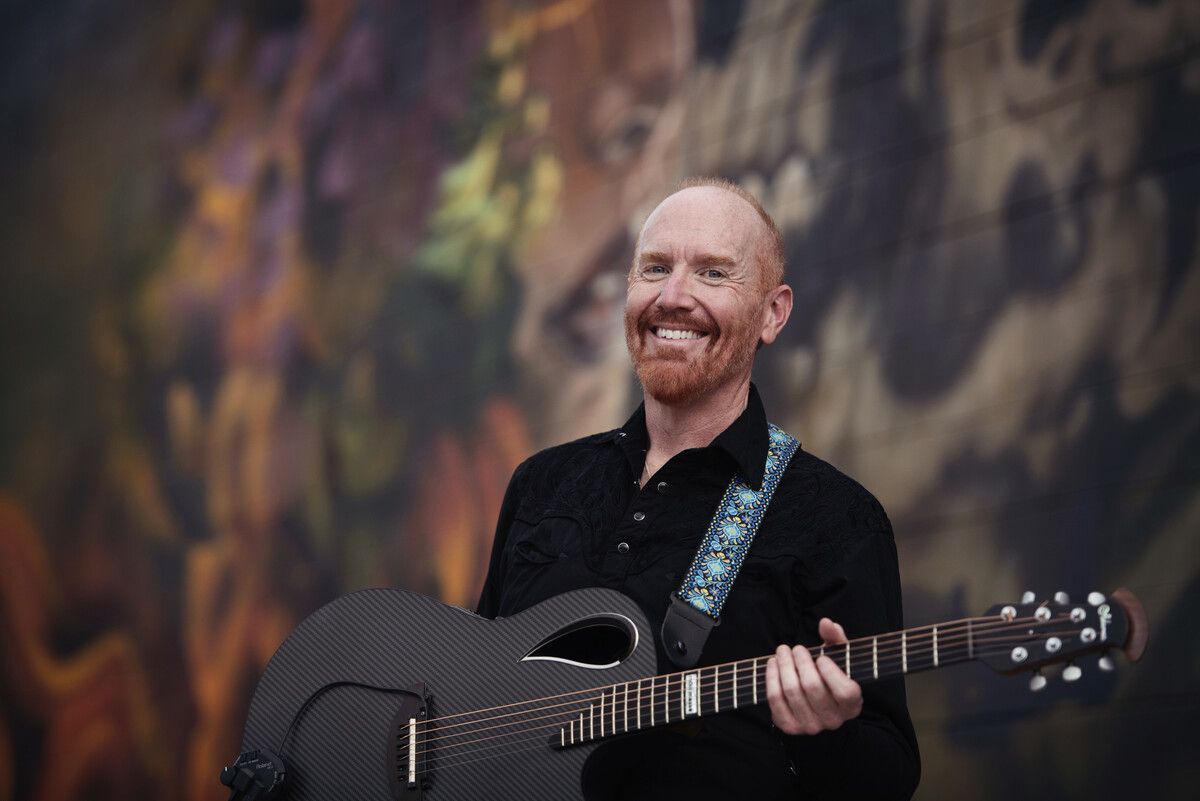 Mike Massé nimmt sein Publikum mit auf eine Reise durch die goldene Ära des Classic Rock. Lisa Sciliano