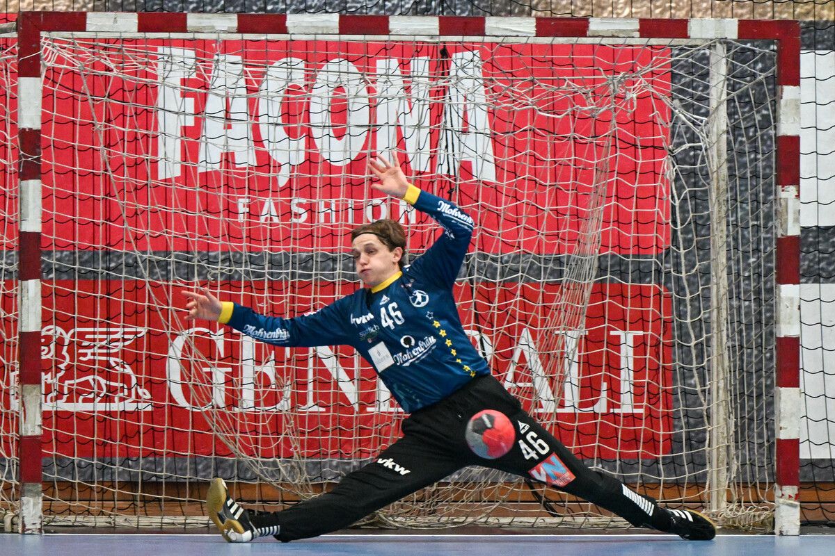 Mit 16 Paraden und einer Abwehrquote von 43 Prozent trug Goalie Jan Kroiss maßgeblich zum 36:34-Arbeitssieg von Bregenz Handball gegen Bruck/Trofaiach bei.GEPA