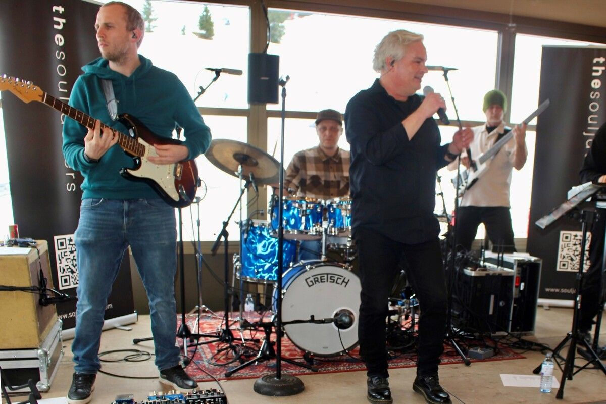 Mit den Souljackers wurde die Konzertserie Ski&Concert in Warth – diesmal wegen unsicherer Wetterprognosen indoor in der Alpenchickeria – fortgesetzt. STP (2)