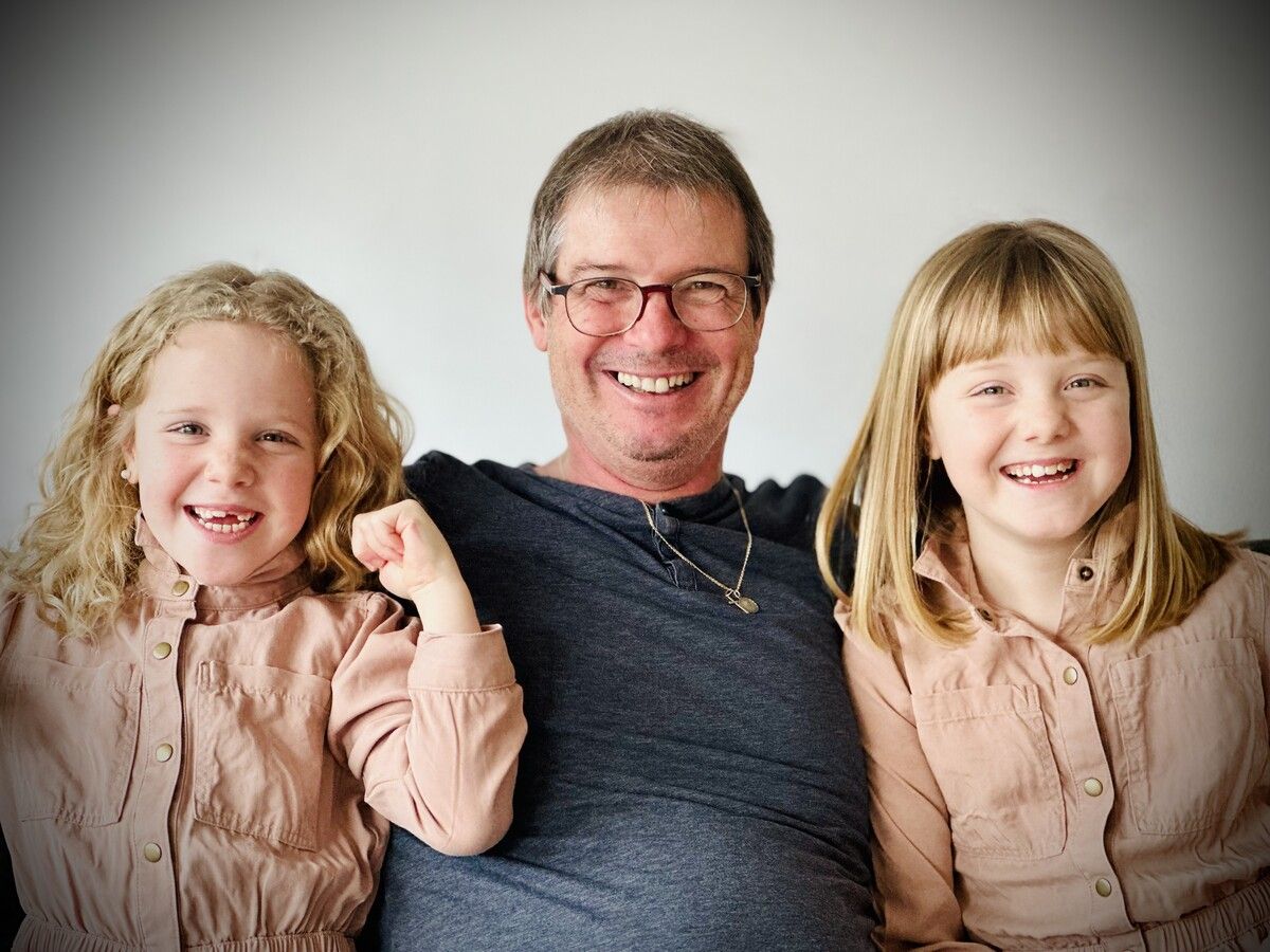 Mit Freude Opa: Harald Gudauner mit seinen Enkelinnen Marie und Sofie.