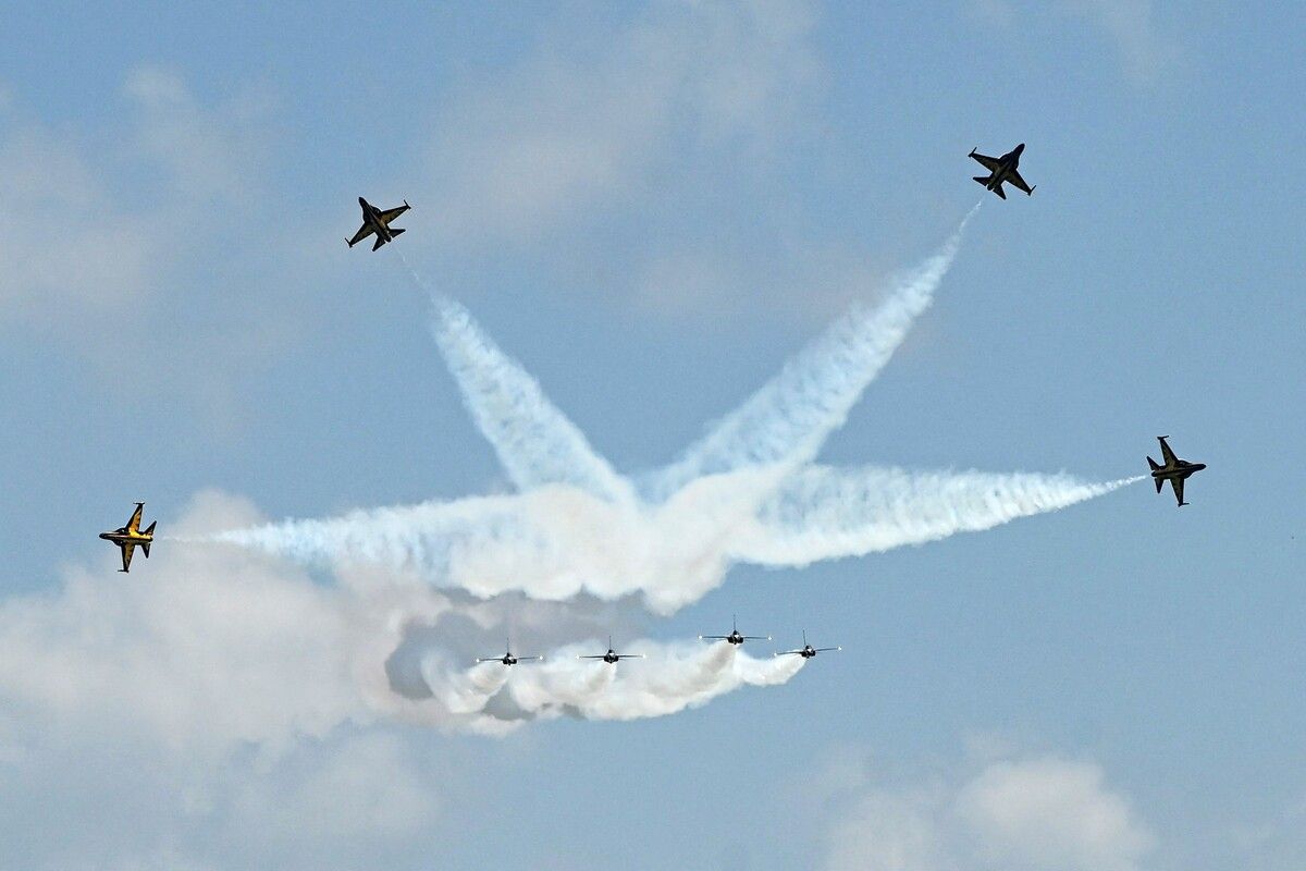 Mitglieder des südkoreanischen Flugteams „Black Eagle“ bereiten sich auf die Singapur-Flugshow am Dienstag vor. AFP