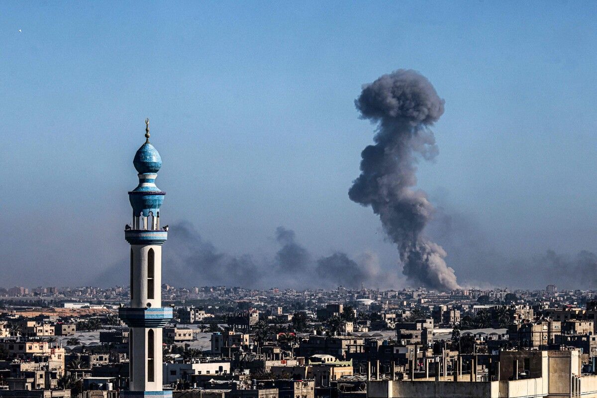 Nach israelischen Bombardements auf Khan Yunis im südlichen Gazastreifen steigt dicker Rauch auf. AFP