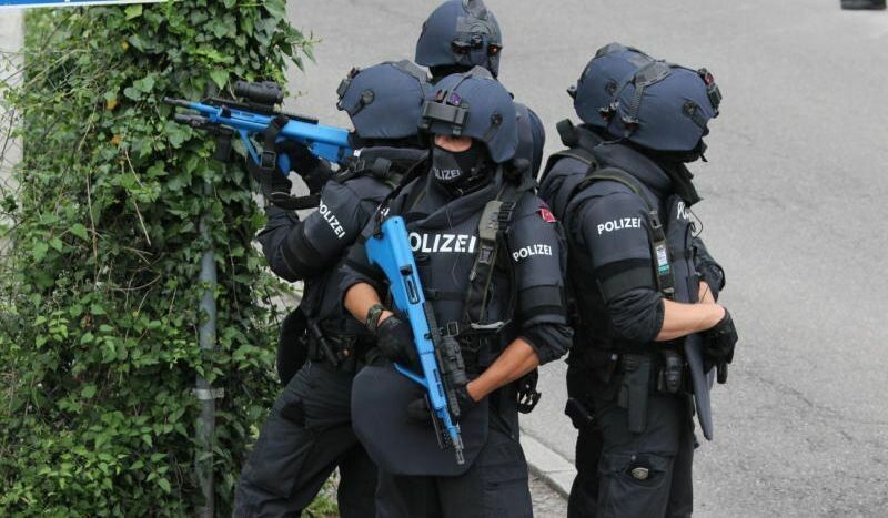 Neben mehreren Polizeistreifen wurde auch das Sondereinsatzkommando zu dem Vorfall in Göfis gerufen. symbol/polizei