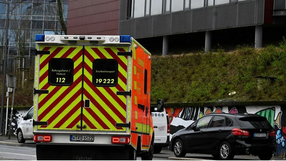 Neben zahlreichen Einsatzkräften waren auch Seelsorger vor Ort. dpa