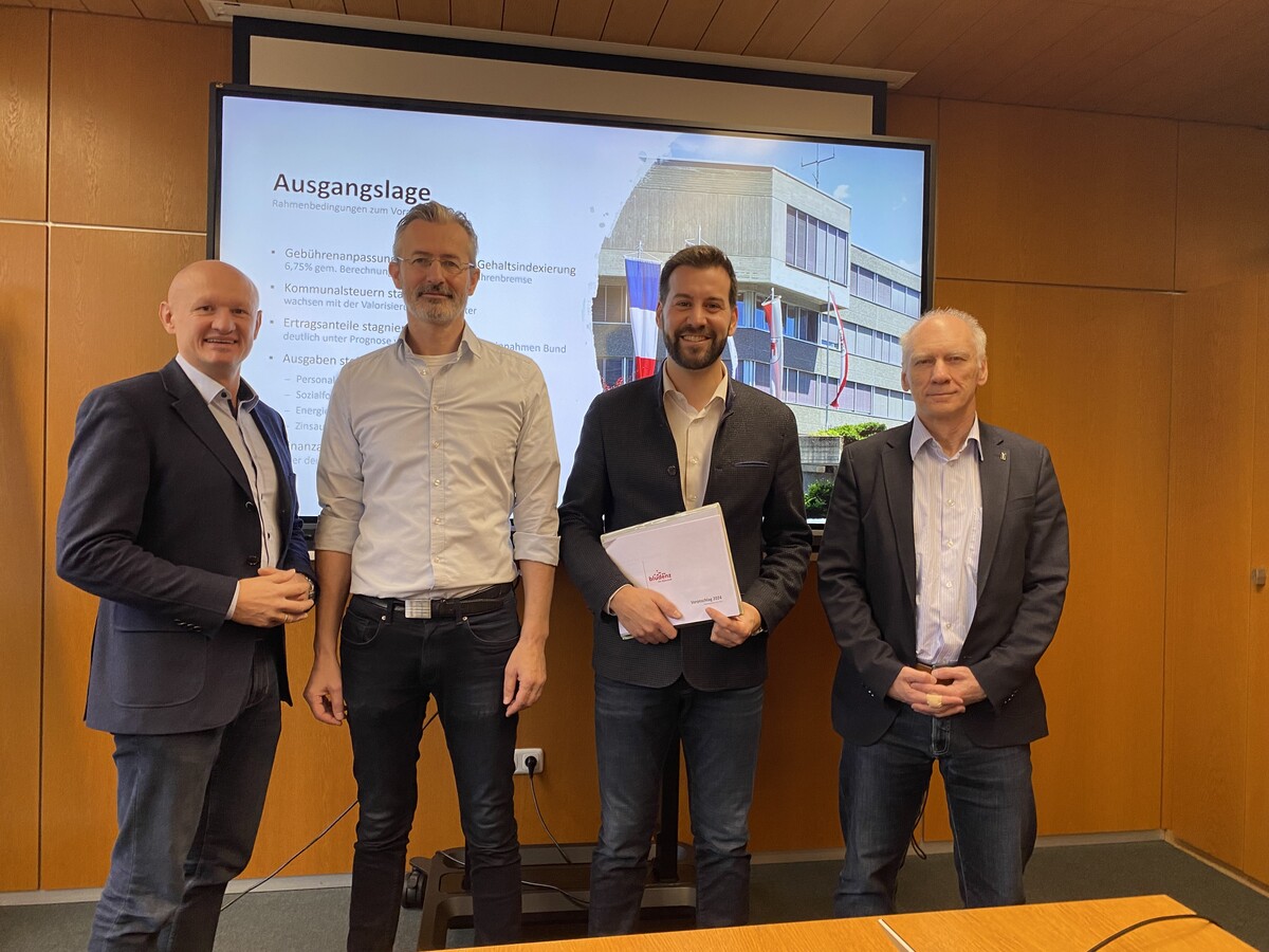 Obmann des Bauausschusses Joachim Weixlbaumer (FPÖ), Finanzstadtrat Jimmy Heinzl, Bürgermeister Simon Tschann und Markus Visintainer (Abteilungsleiter Finanzen) präsentierten das Budget 2024. VN/JUN