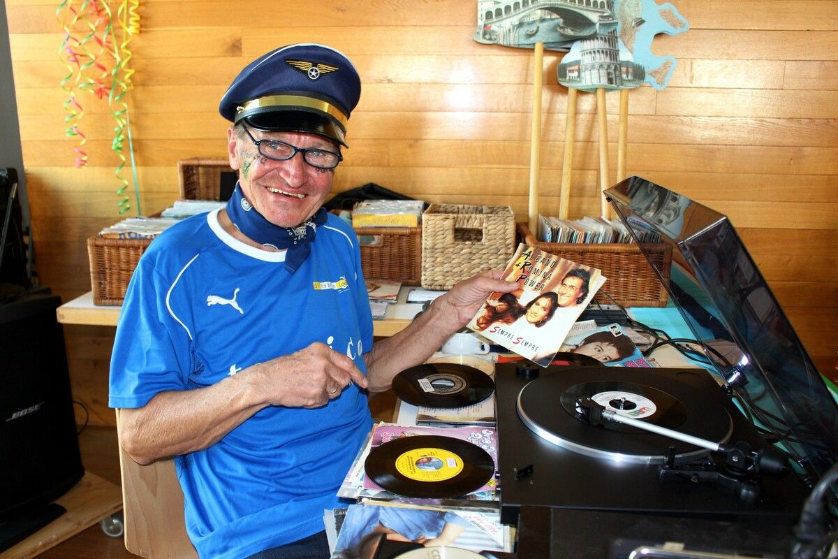 Oldie-DJ Karl-Heinz sorgt beim Lochauer Mitanand-Füranand-Faschingskränzle für „Tanzmusik auf Bestellung“. bms