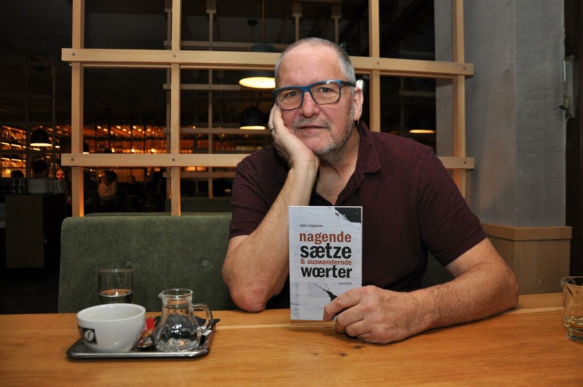 Peter Langebner präsentiert eine Textperformance zu seinem neuen Buch.lcf